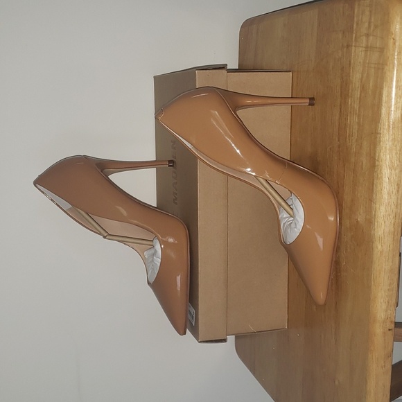 Daisies Camel Patent Leather Pumps - Picture 1 of 3